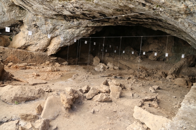 Direkli Mağarası'nda Üst Paleolitik döneme ait taştan dilgi bulundu